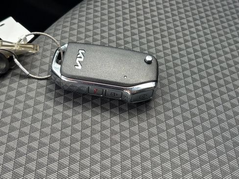 Used 2025 Kia Soul LX w/ LX Technology Package FWD image 21