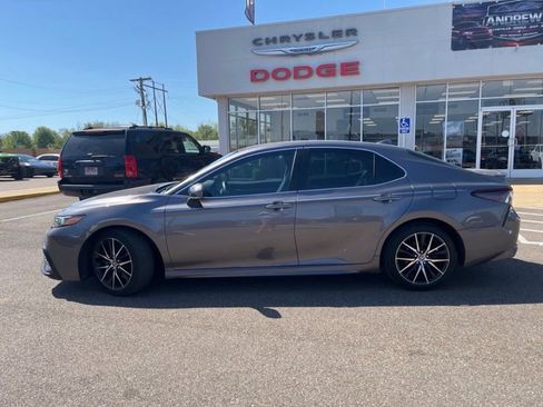 Used 2023 Toyota Camry SE image 3