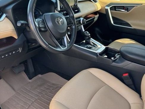 Used 2019 Toyota RAV4 Limited image 7