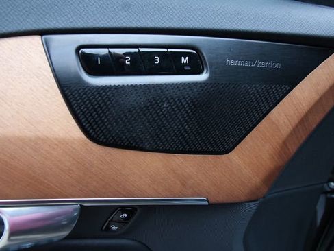 Used 2023 Volvo XC90 B6 Plus image 14