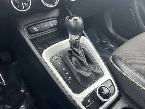 Used 2023 Hyundai Venue Limited image 21