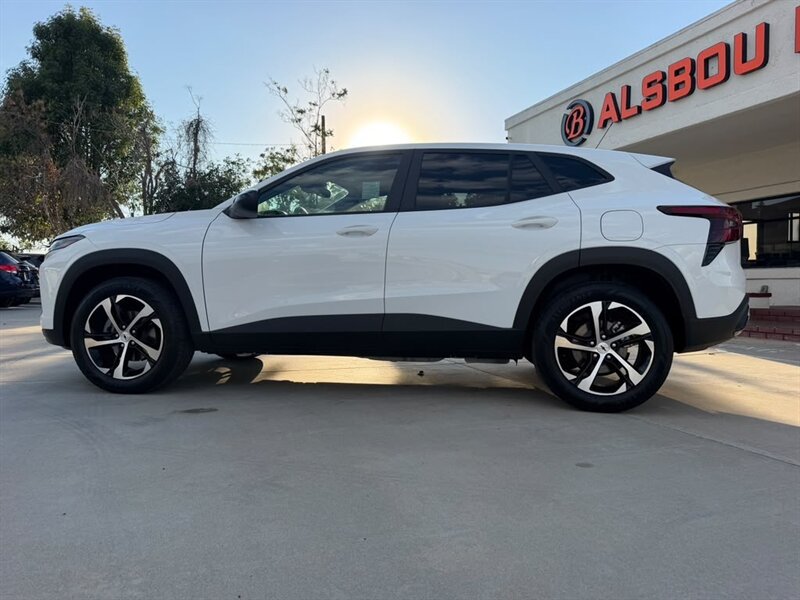 Used 2025 Chevrolet Trax RS FWD image 2