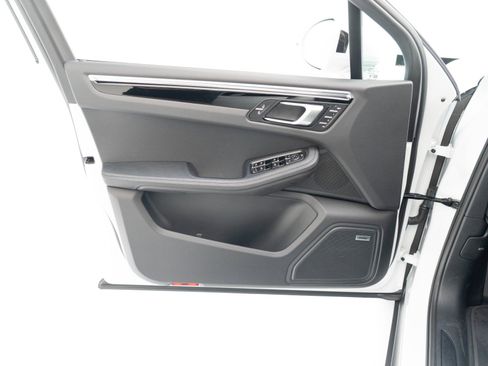 Certified 2025 Porsche Macan AWD/4WD image 20