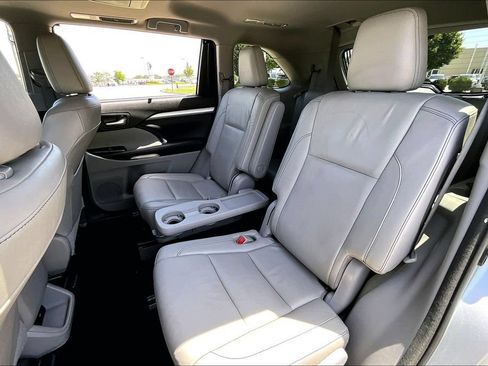 Used 2017 Toyota Highlander XLE AWD/4WD image 32