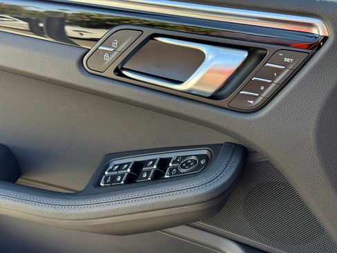 Used 2025 Porsche Macan AWD/4WD image 27