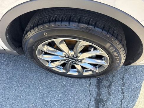 Used 2022 Lincoln Corsair AWD w/ Premium Package image 12