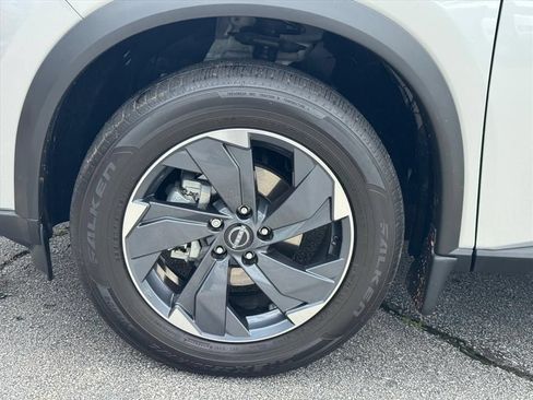 Certified 2025 Nissan Rogue SV FWD image 9