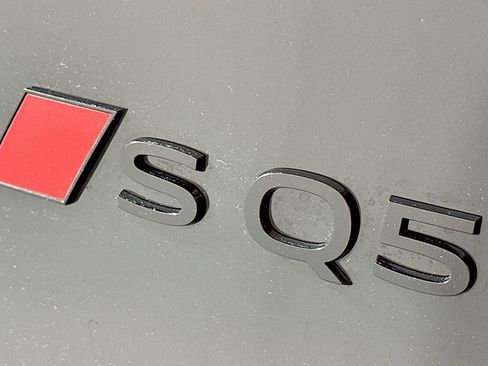 Used 2025 Audi SQ5 Prestige w/ Prestige Package AWD/4WD image 10