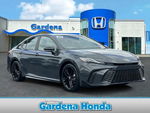 Used 2025 Toyota Camry SE FWD image 1