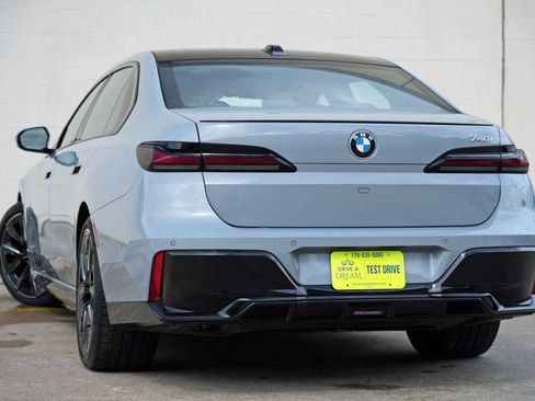 Used 2023 BMW 740i w/ Parking Assistance Package RWD image 6