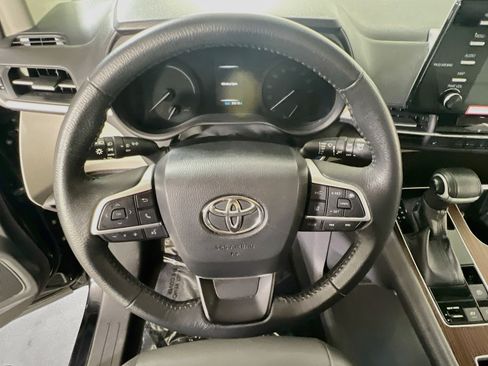Used 2023 Toyota Sienna XLE FWD image 11