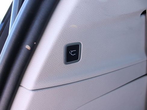Used 2021 Chrysler Pacifica Touring-L FWD image 11