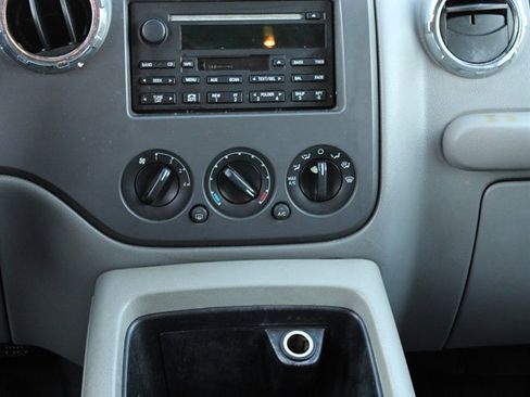 Used 2005 Ford Expedition XLT image 13