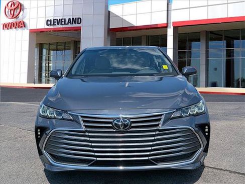 Used 2020 Toyota Avalon XLE w/ Moonroof Package FWD image 3