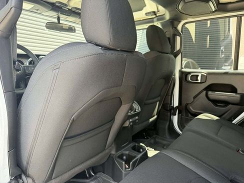 Used 2023 Jeep Gladiator Sport AWD/4WD image 7