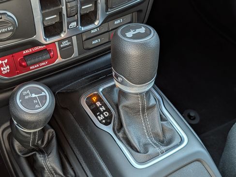 Used 2024 Jeep Wrangler Unlimited Sport AWD/4WD image 24