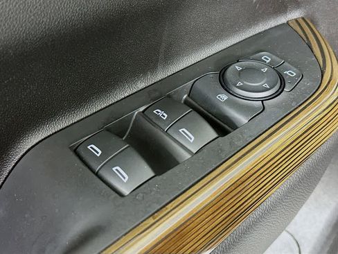 Used 2023 GMC Acadia SLE image 28