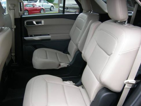 Used 2023 Ford Explorer XLT w/ Equipment Group 202A AWD/4WD image 18