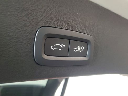 Certified 2025 Volvo XC40 B5 Core image 10