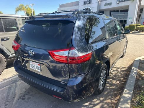 Used 2018 Toyota Sienna XLE Premium w/ Carpet Mat Package FWD image 3