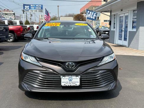 Used 2019 Toyota Camry XLE image 2