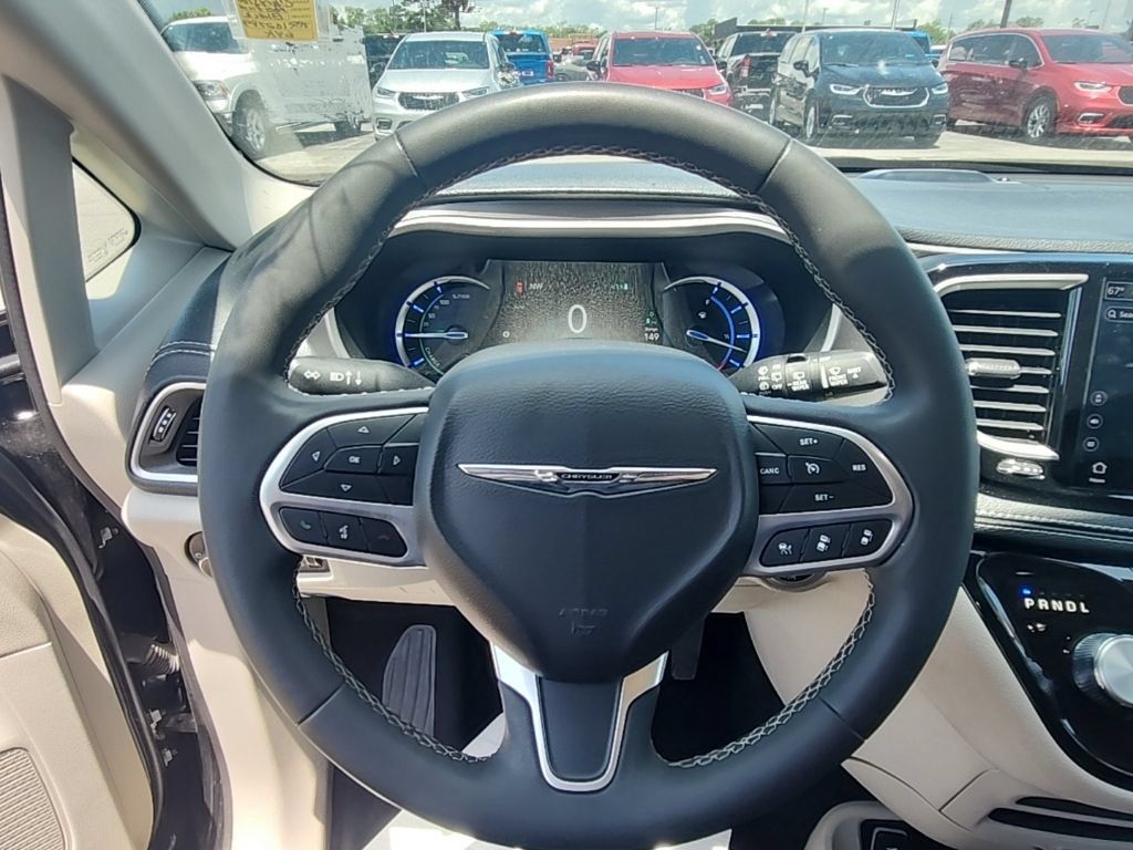 Used 2024 Chrysler Pacifica Limited FWD image 11