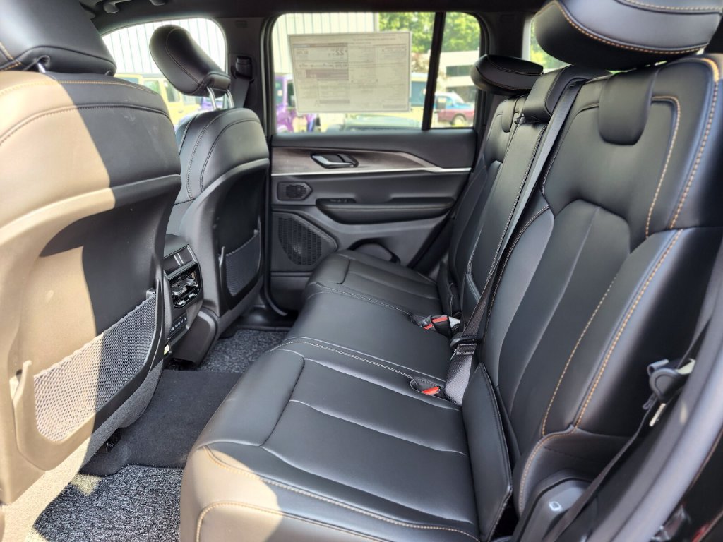 New 2026 Jeep Grand Cherokee Limited AWD/4WD image 16
