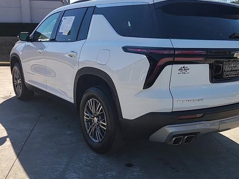 Used 2025 Chevrolet Traverse LT image 5