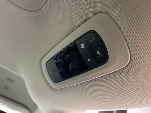 Used 2024 Chrysler Pacifica Touring-L image 6