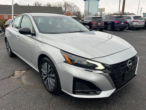 Used 2025 Nissan Altima 2.5 SV image 4