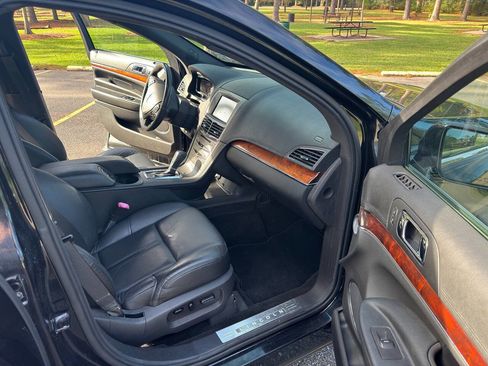 Used 2014 Lincoln MKT AWD image 15