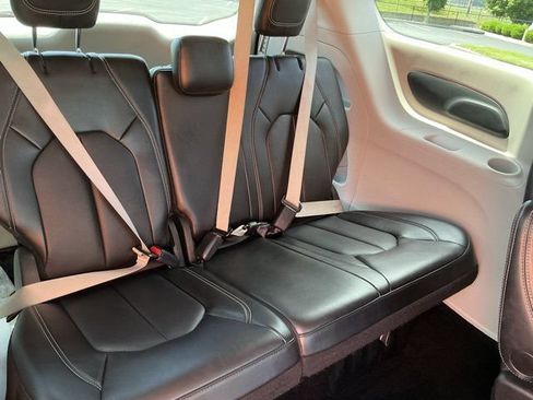 Used 2024 Chrysler Pacifica Touring-L FWD image 17