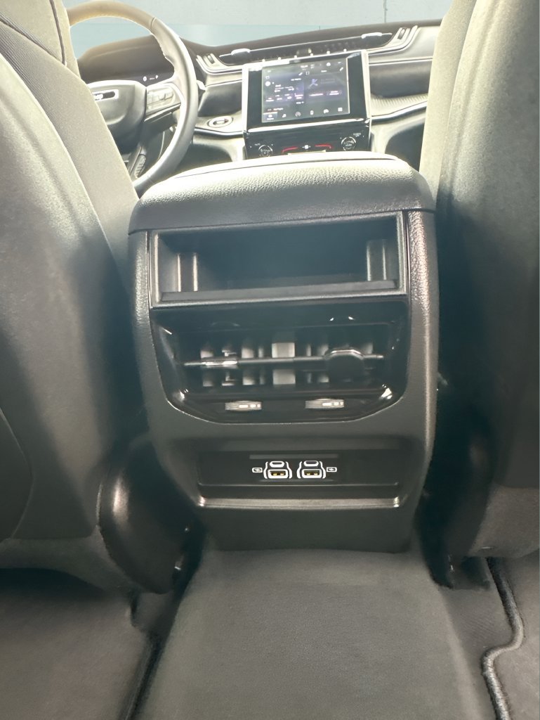 Used 2024 Jeep Grand Cherokee Laredo RWD image 21