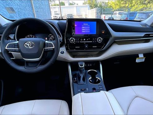 Certified 2025 Toyota Highlander XLE FWD image 16