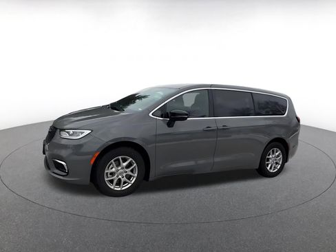 Used 2025 Chrysler Pacifica Select image 8