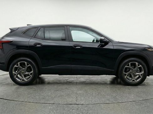 Used 2025 Chevrolet Trax LT w/ LT Convenience Package FWD image 11