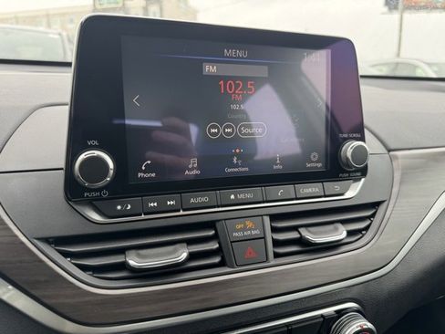 Used 2024 Nissan Altima 2.5 SV image 10