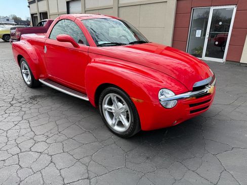 Used 2004 Chevrolet SSR w/ Preferred Equipment Group RWD image 6