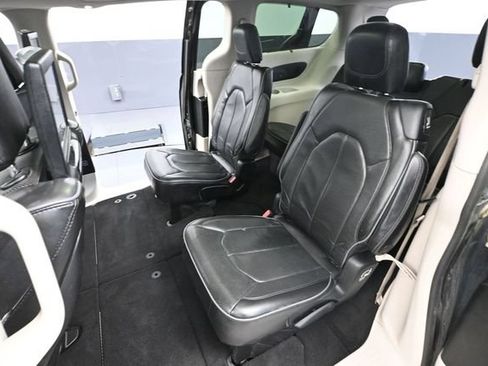 Used 2018 Chrysler Pacifica Limited FWD image 38