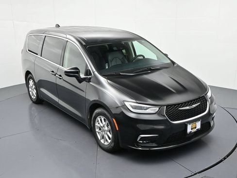 Used 2023 Chrysler Pacifica Touring-L FWD image 22
