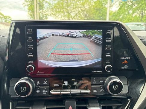 Used 2021 Toyota Highlander L AWD/4WD image 16