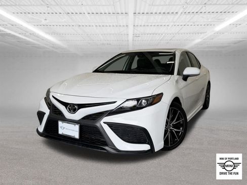 Used 2022 Toyota Camry SE w/ Cold Weather Package AWD/4WD image 1