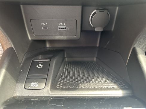 Used 2024 Nissan Kicks SR w/ SR Premium Package FWD image 17