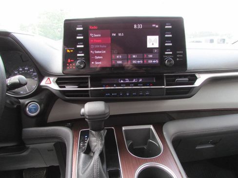 Used 2021 Toyota Sienna LE FWD image 8