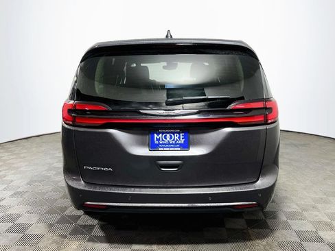 Used 2023 Chrysler Pacifica Touring-L FWD image 6