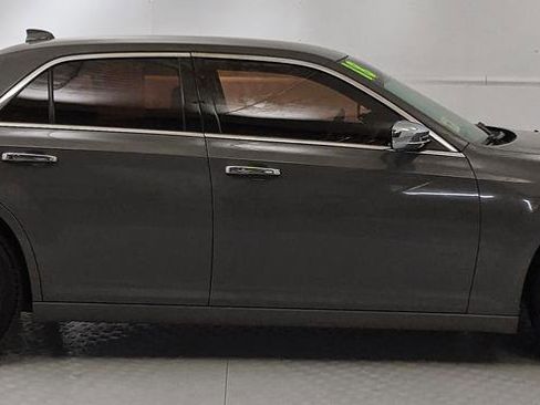 Used 2018 Chrysler 300 Limited image 2