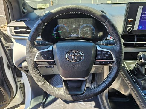Used 2025 Toyota Sienna XSE AWD/4WD image 25