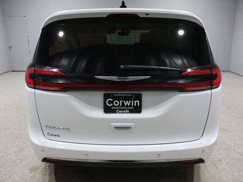 Used 2023 Chrysler Pacifica Touring-L image 3