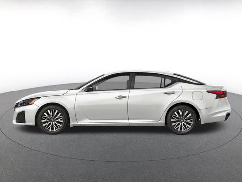 Used 2025 Nissan Altima 2.5 SV FWD image 3