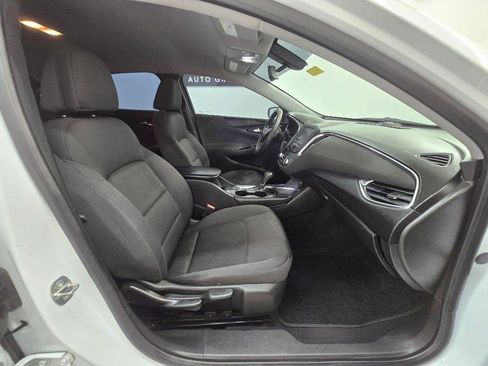 Used 2017 Chevrolet Malibu LT FWD image 18